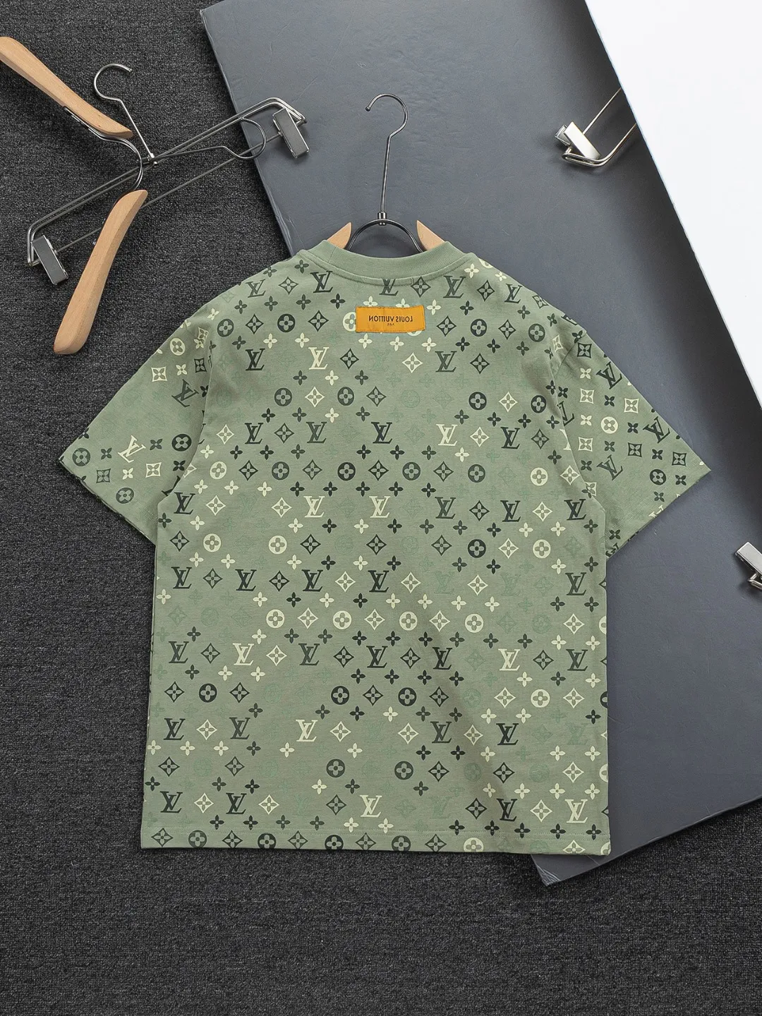 🅿️200 Louis Vuitton 1V LV lv slightly wide version S-XL LV 26ss new products are available at the counter simultaneously. Multiple craftsmanship. Chest patch letters 🪡 embroidery. Back patch letters four-leaf clover 🍀🪡 embroidery. Round neck short-sleeved T-shirt, same style for men and women! Consigned to one-to-one creation. Synchronized with the official website, pure cotton fabrics at the counter! It is close to the skin and comfortable, durable and easy to wear. It has a classic and simple logo design and meticulous original craftsmanship. Short-sleeves, a must-have item for men, do not appear to be the same for the general public, but must be unique and eye-catching. This LV short-sleeve is all about quality, comfort, the same shape and fashion as always, including fabrics and cutting techniques. All of them have been made with great effort! 320 grams of washed pure cotton fabric, pure cotton is breathable, very refreshing and comfortable for daily wear. The rib knitting on the neckline is smooth and tight, and the neckline will not be skewed if you toss it at will. The loose version, you will find that it looks really good on the upper body. The overall is minimalist and neat, super versatile for daily use! Pair it casually with a pair of pants for a youthful look. A T-shirt will make your outfit crazy. It is a fashionable item that can never go wrong! Color: Green Blue Purple Size: S-XL Size chart: S: Shoulder width 50-Bust 56-Length 70 M: Shoulder width 52-Bust 57-Length 72 L: Shoulder width 54-Bust 59-Length 74 XL: Shoulder width 56-Bust 62-Length 76